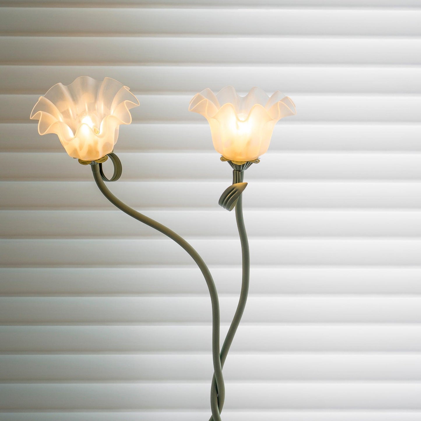 Calla Stehleuchte | LED Stehlampe in Blumenform mit dekorativem Design