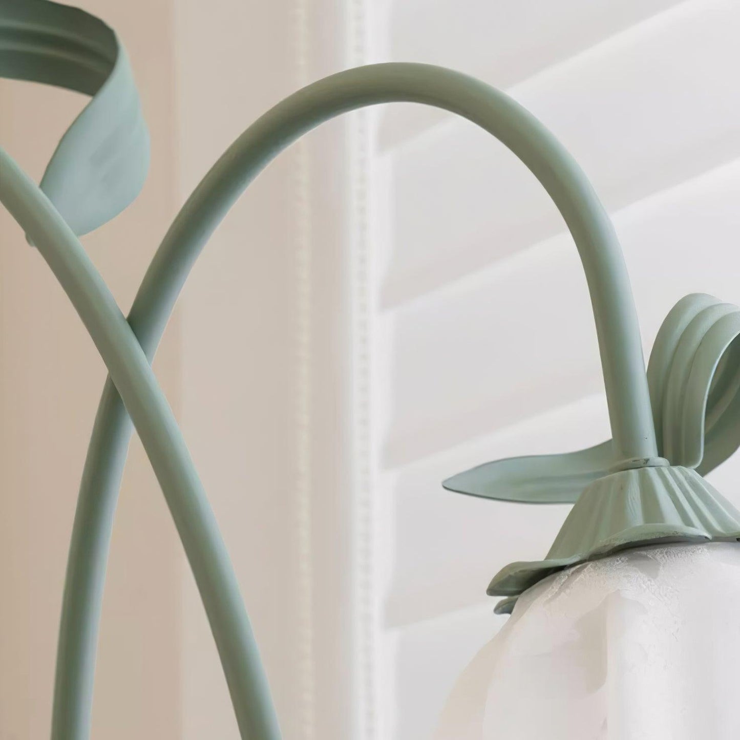 Calla Stehleuchte | LED Stehlampe in Blumenform mit dekorativem Design