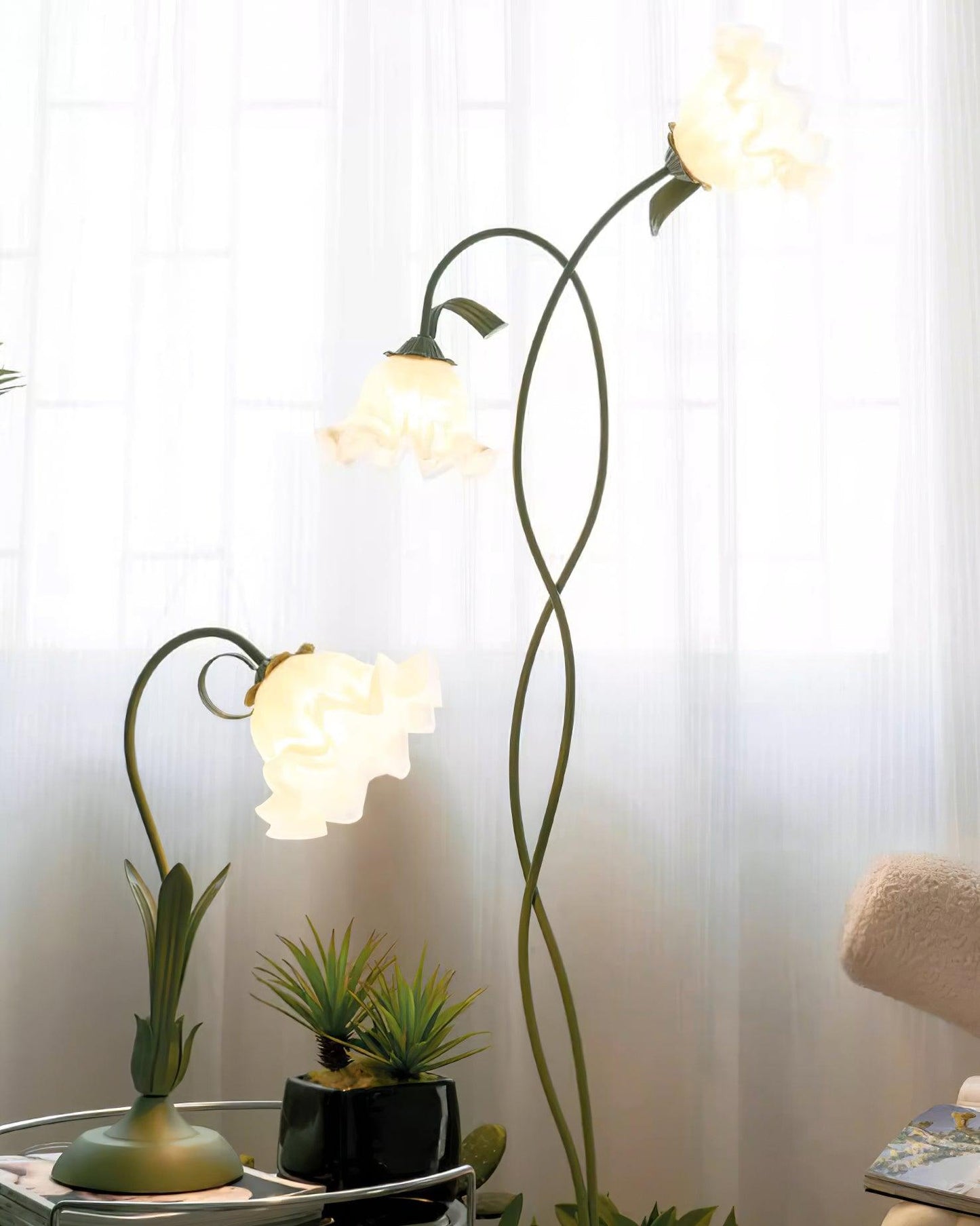 Calla Stehleuchte | LED Stehlampe in Blumenform mit dekorativem Design