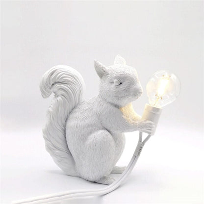 Squirola | LED-Tischlampe mit Eichhörnchenfigur im nordischen Stil
