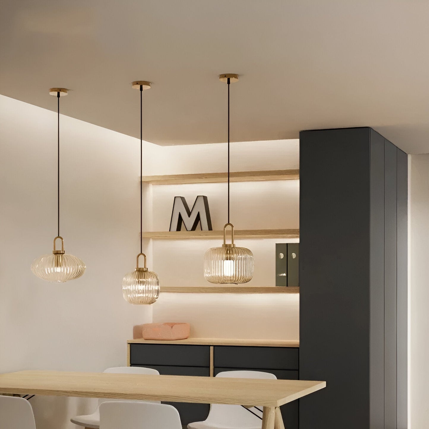 ClaChic lamp | Noordse hanglamp van glas, geribbeld ontwerp in wit & goud