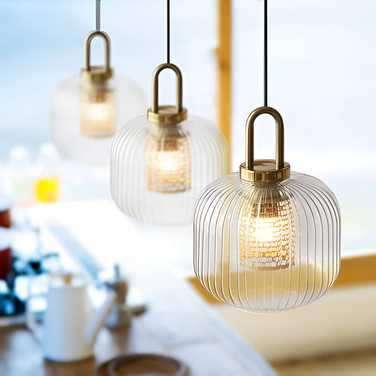 ClaChic lamp | Noordse hanglamp van glas, geribbeld ontwerp in wit & goud
