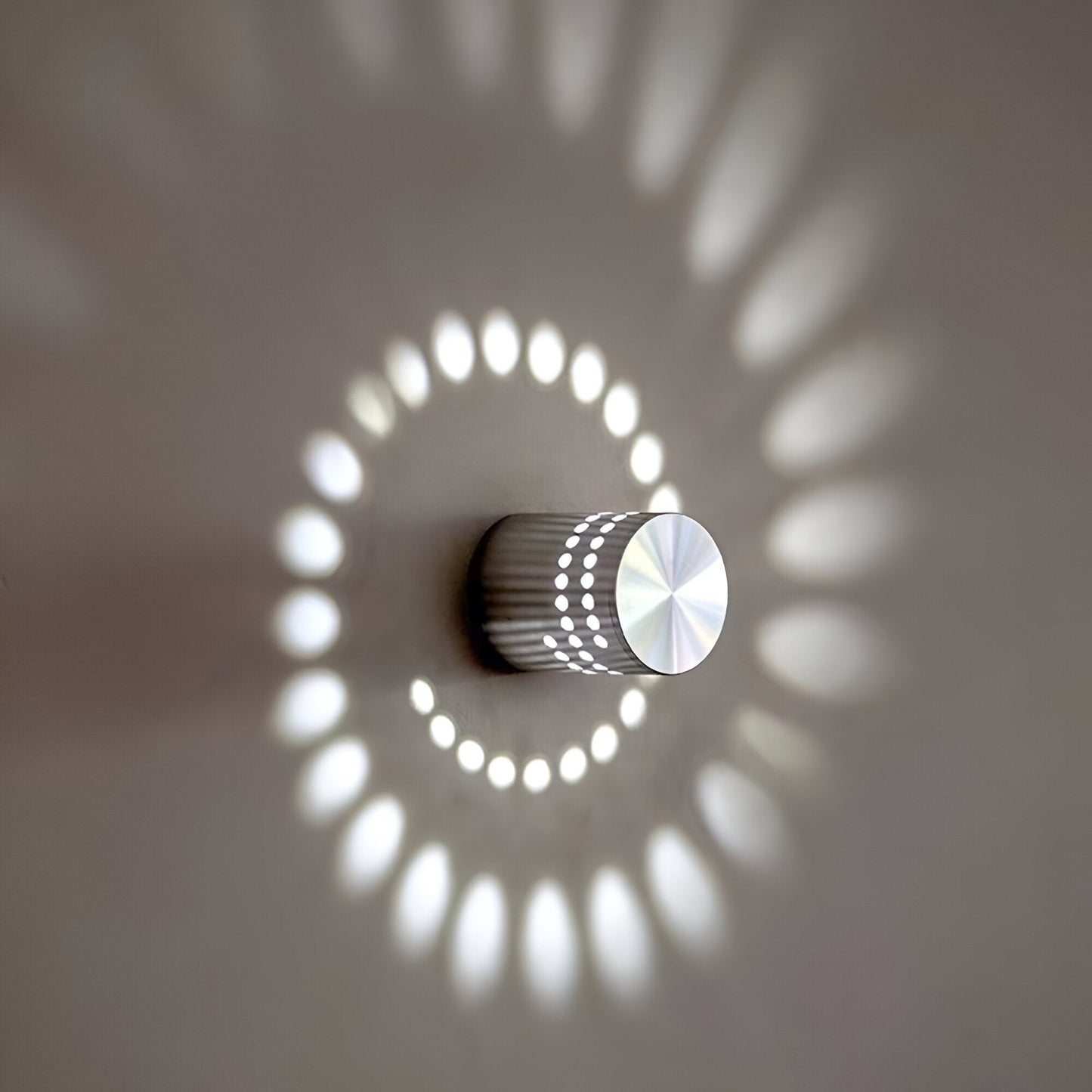 Lythera | Zylindrische LED Wandleuchte mit farbiger Spiralbeleuchtung