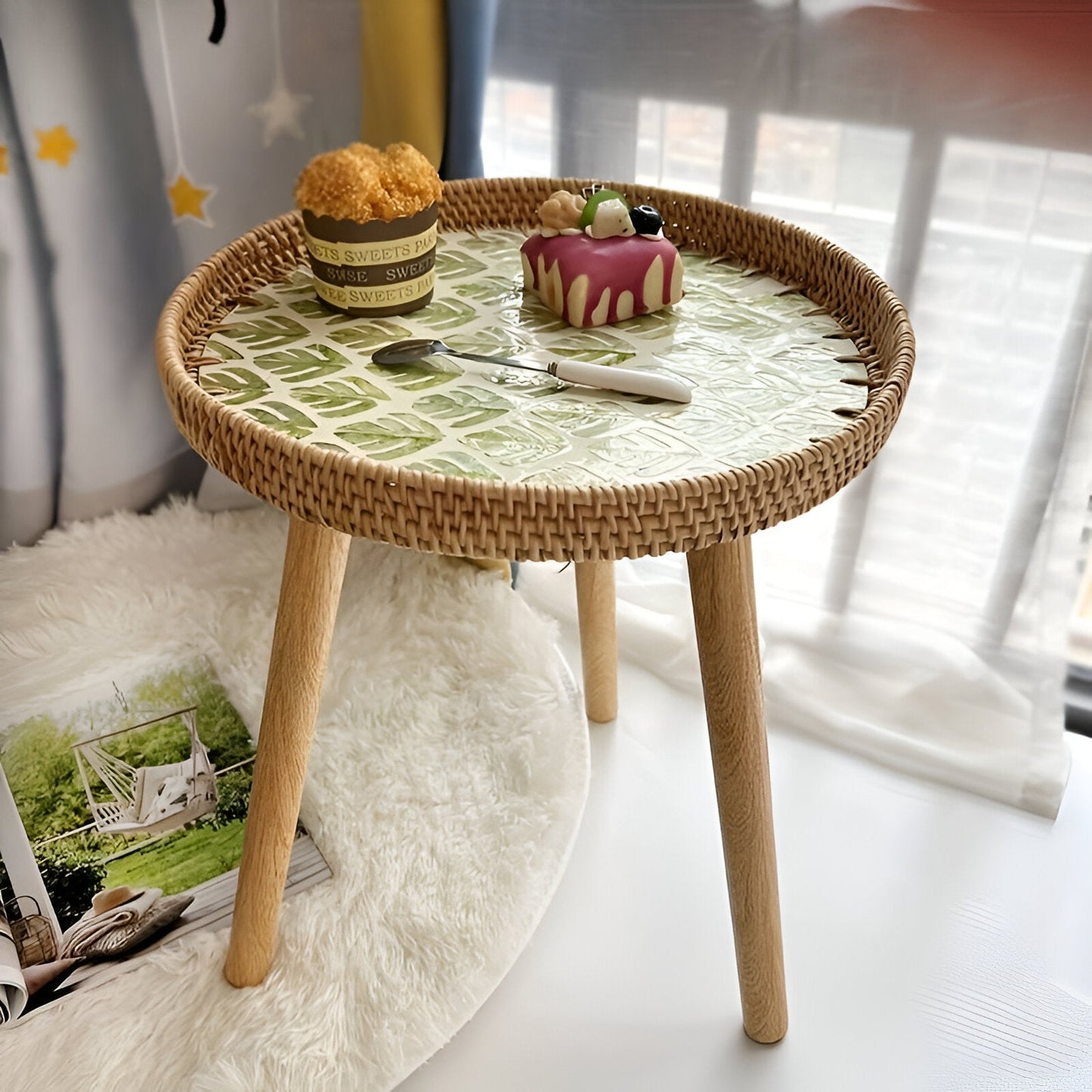 Scandi Couchtisch – Runder handgefertigter Rattan Couchtisch aus Holz im nordischen Design