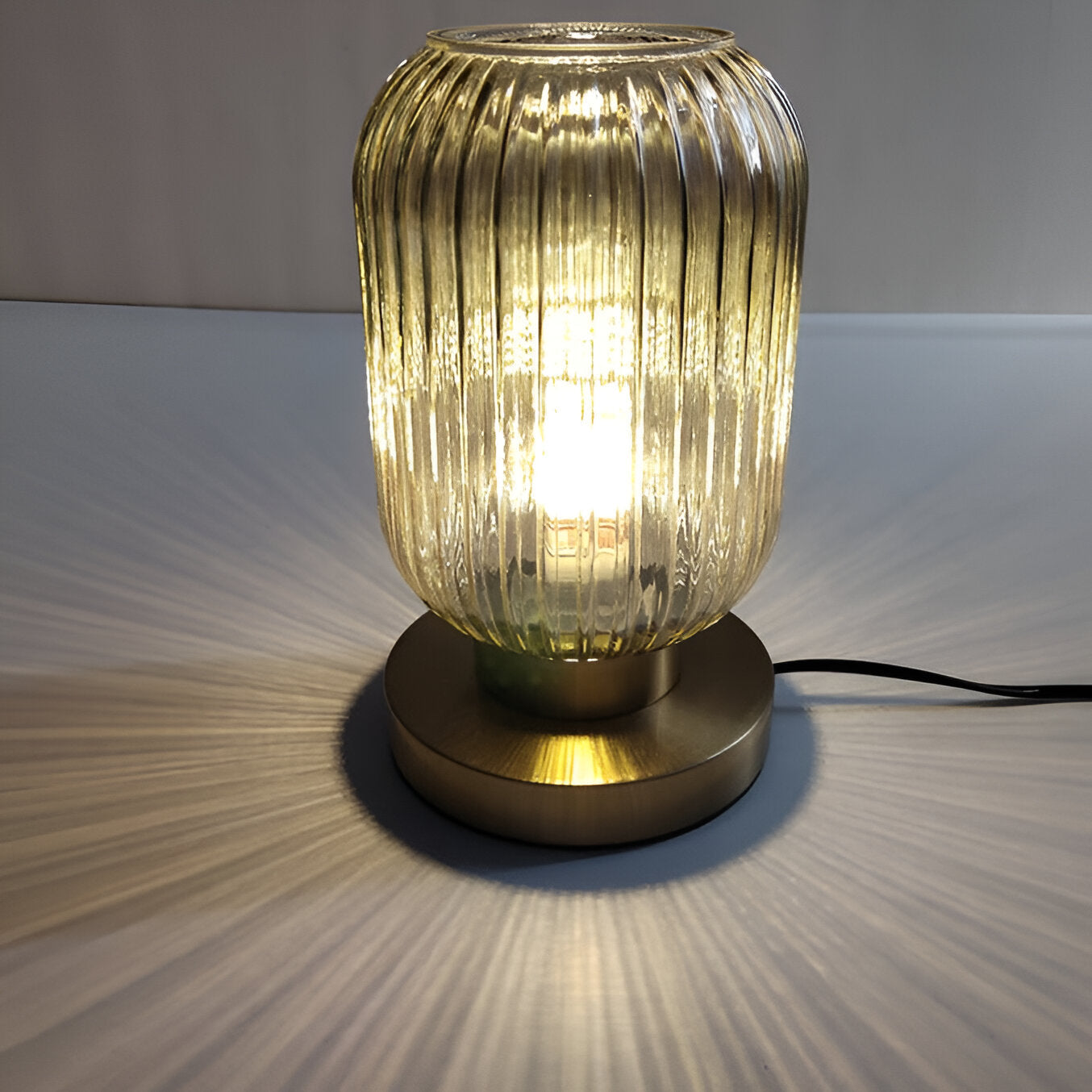 Oriantha | Nordische Tischleuchte mit geriffeltem Glas