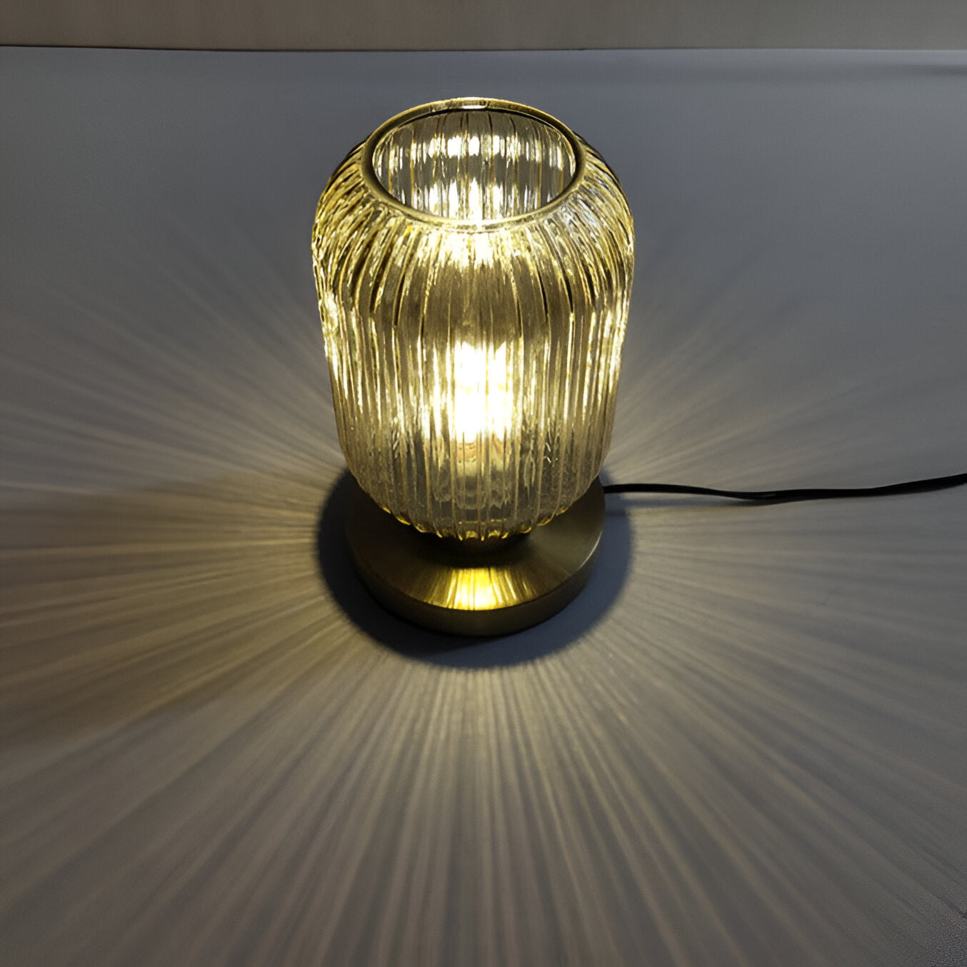 Oriantha | Nordische Tischleuchte mit geriffeltem Glas