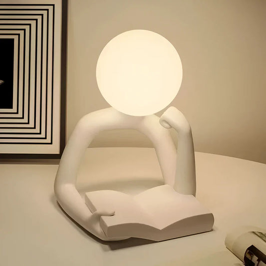 Künstlerische Tischlampe in Form einer Leserfigur aus Harz