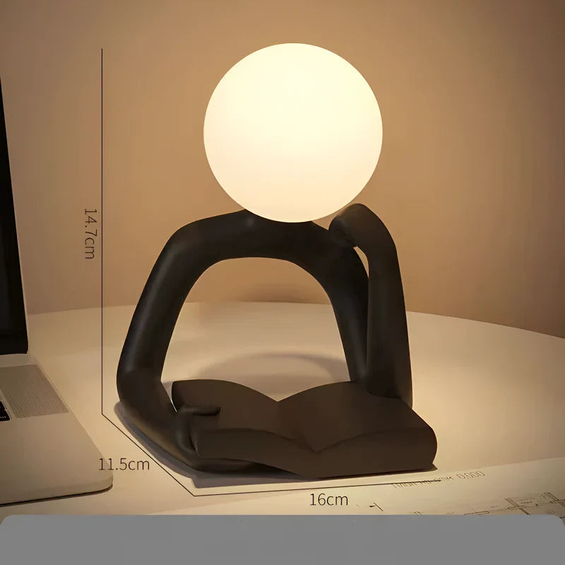 Künstlerische Tischlampe in Form einer Leserfigur aus Harz