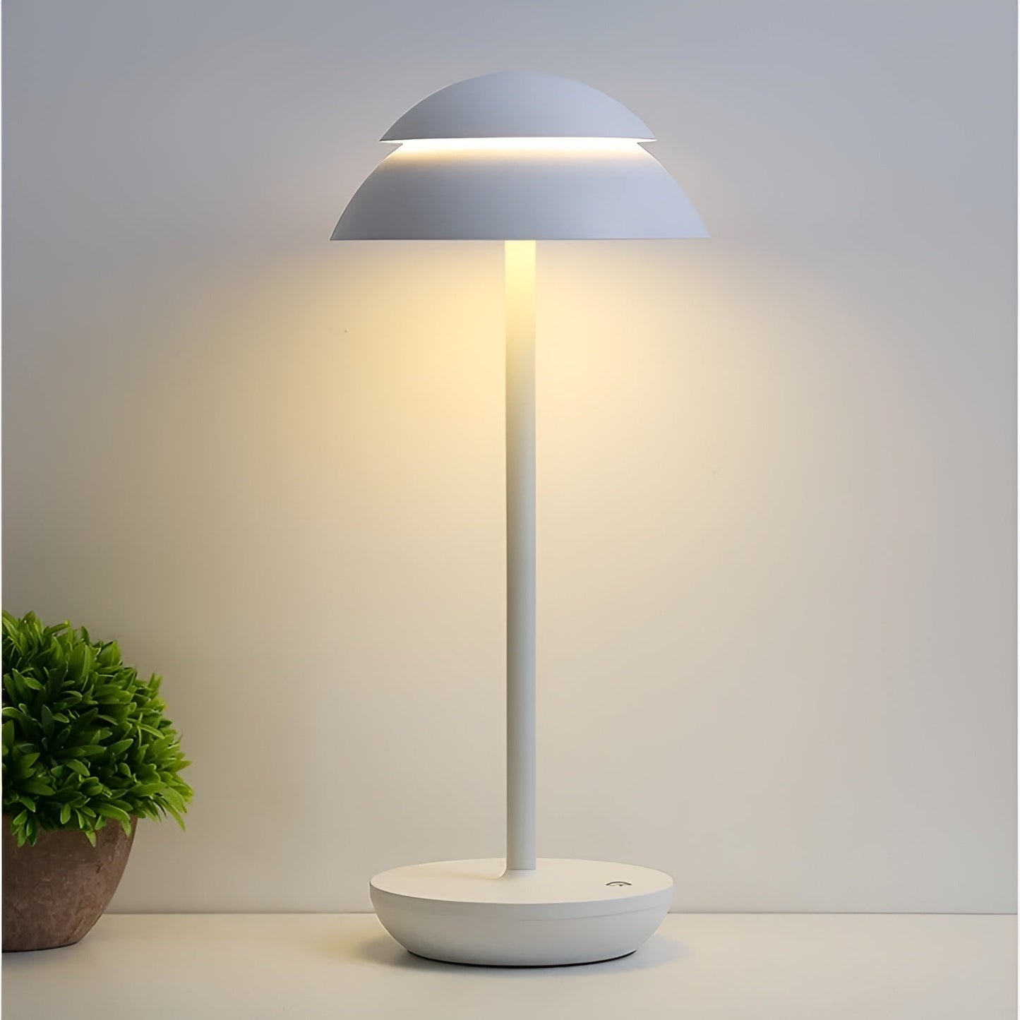 UmbraGlow Slim | Kabellose LED-Tischleuchte mit Schirm im minimalistischen Design