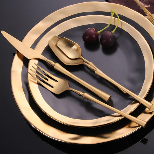 LuxeFeast Noir | 16-teiliges schwarzes Besteckset mit goldfarbenen Details