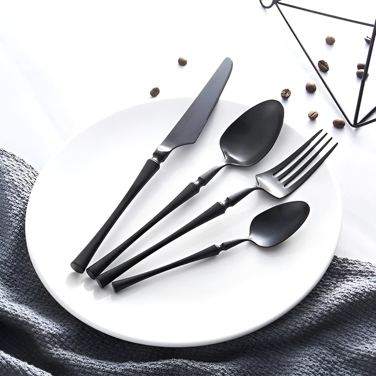 LuxeFeast Noir | 16-teiliges schwarzes Besteckset mit goldfarbenen Details