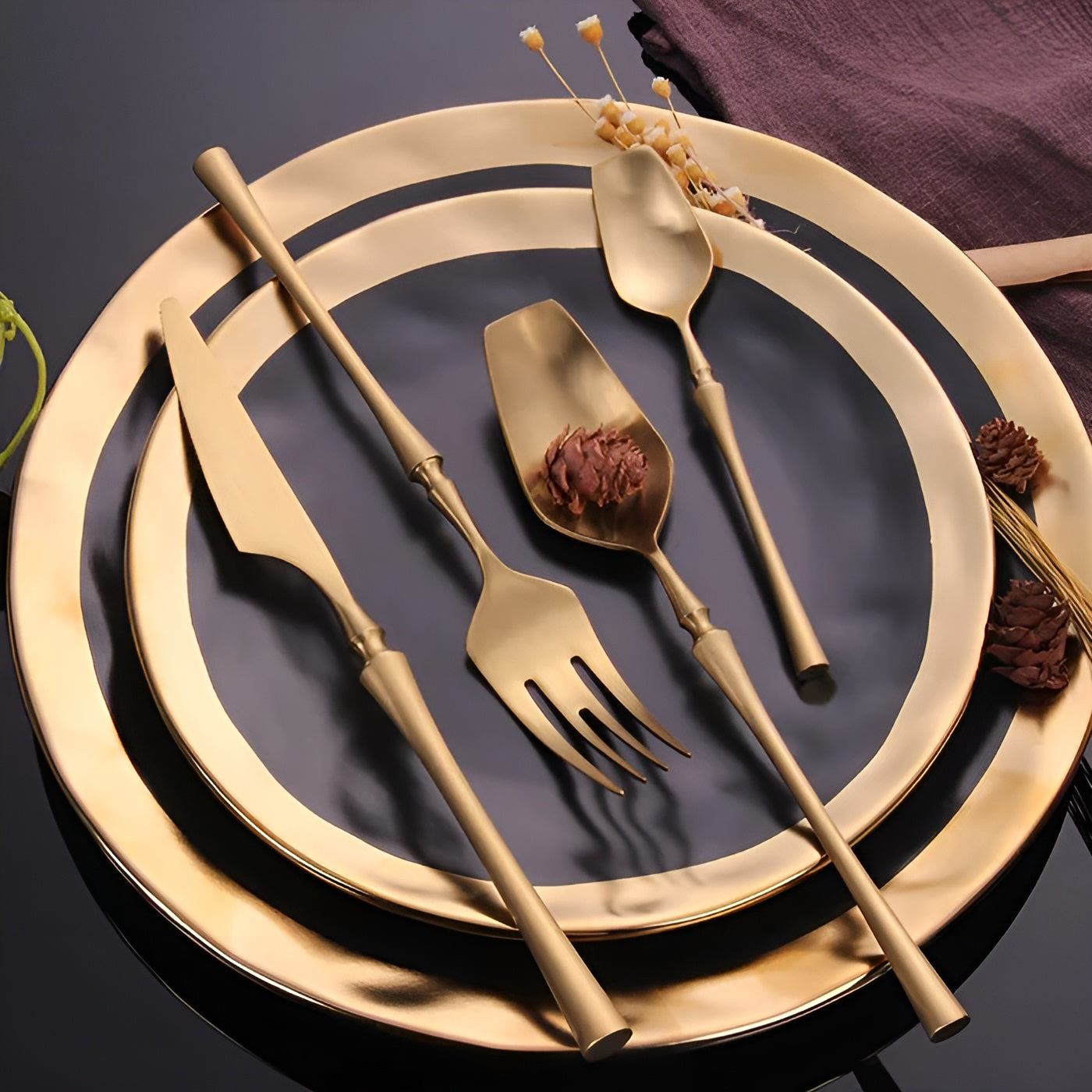 LuxeFeast Noir | 16-teiliges schwarzes Besteckset mit goldfarbenen Details