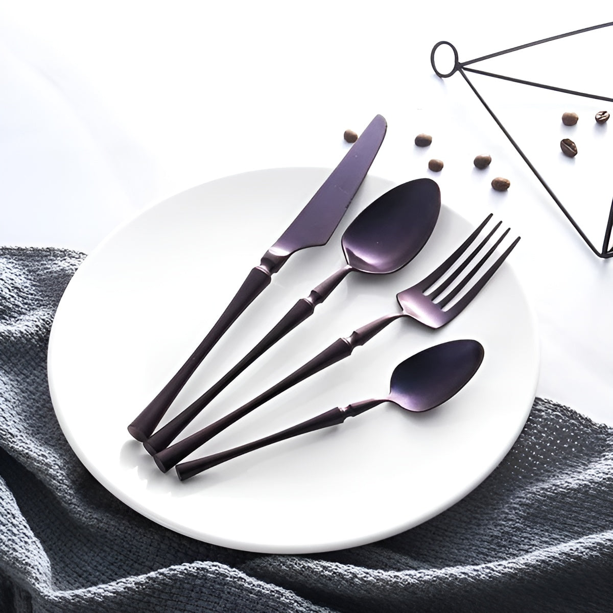 LuxeFeast Noir | 16-teiliges schwarzes Besteckset mit goldfarbenen Details