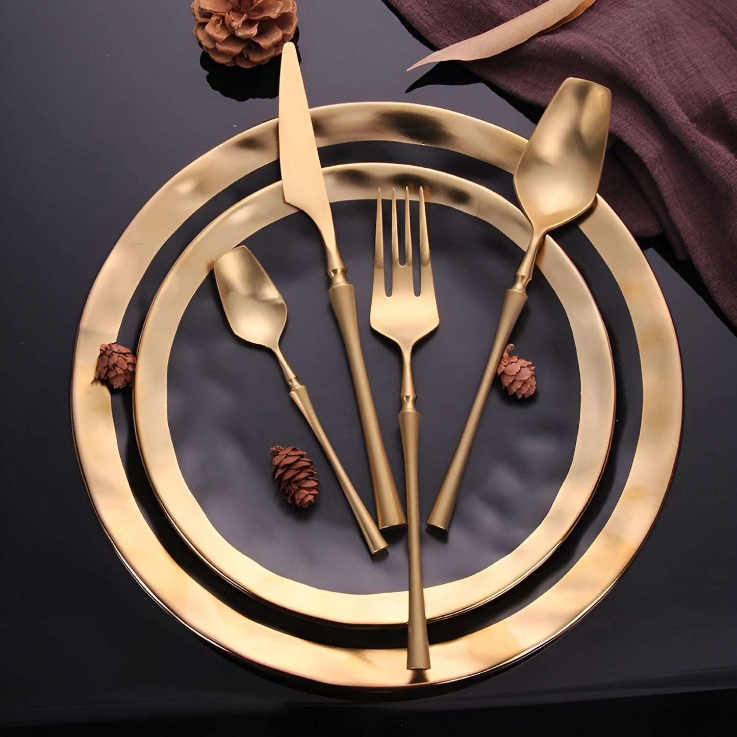LuxeFeast Noir | 16-teiliges schwarzes Besteckset mit goldfarbenen Details