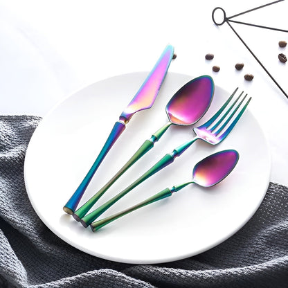 LuxeFeast Noir | 16-teiliges schwarzes Besteckset mit goldfarbenen Details