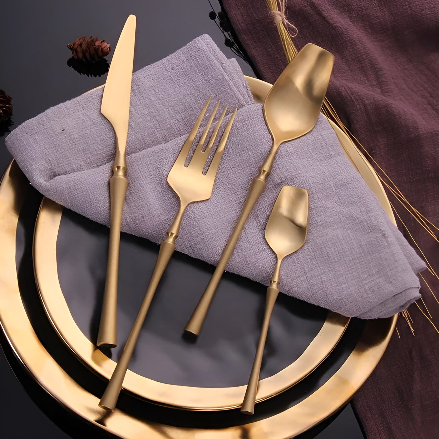 LuxeFeast Noir | 16-teiliges schwarzes Besteckset mit goldfarbenen Details