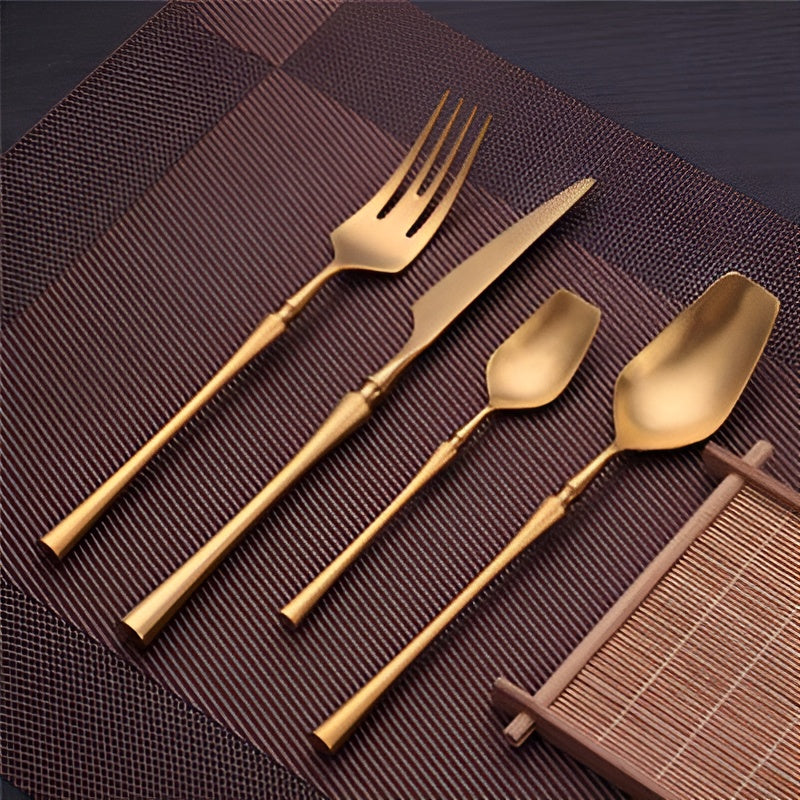 LuxeFeast Noir | 16-teiliges schwarzes Besteckset mit goldfarbenen Details