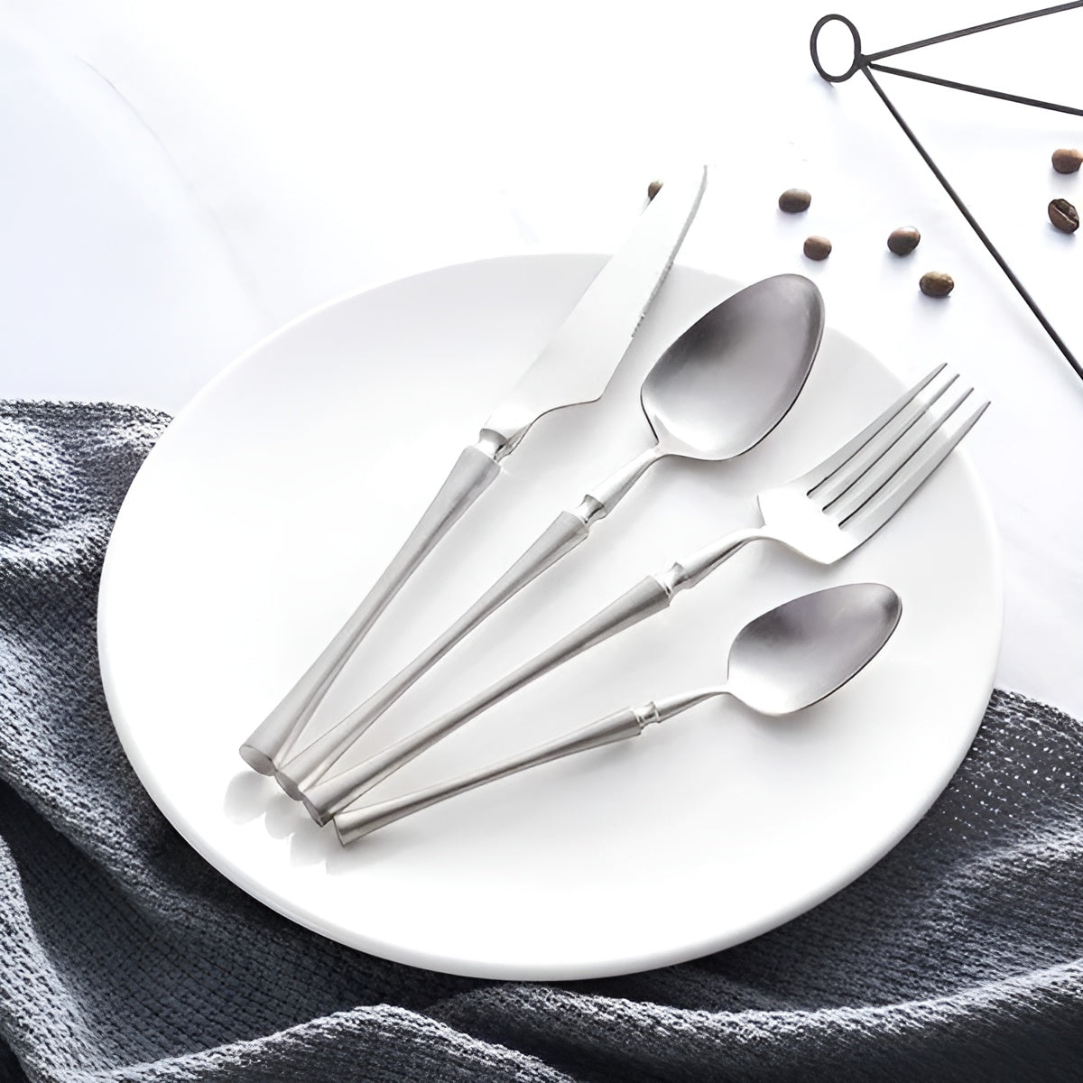LuxeFeast Noir | 16-teiliges schwarzes Besteckset mit goldfarbenen Details