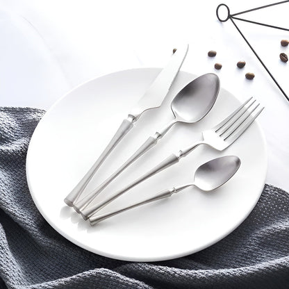 LuxeFeast Noir | 16-teiliges schwarzes Besteckset mit goldfarbenen Details