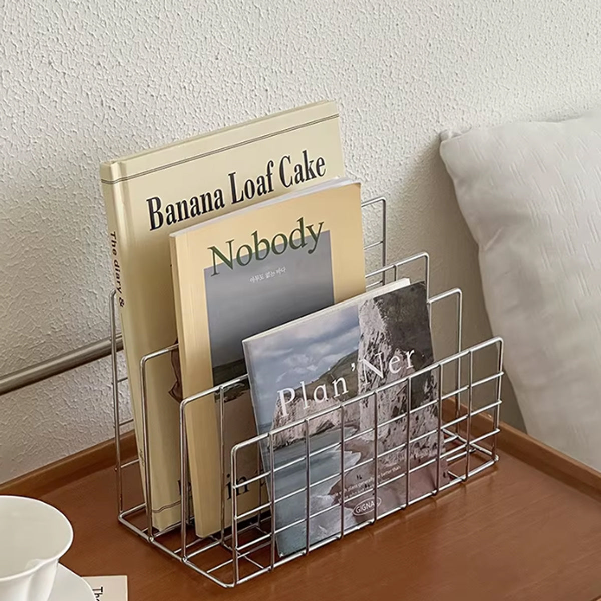 Ferro Grid | Metallisches Tischregal mit Netzstruktur für Magazine & Küche