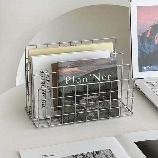 Ferro Grid | Metallisches Tischregal mit Netzstruktur für Magazine & Küche