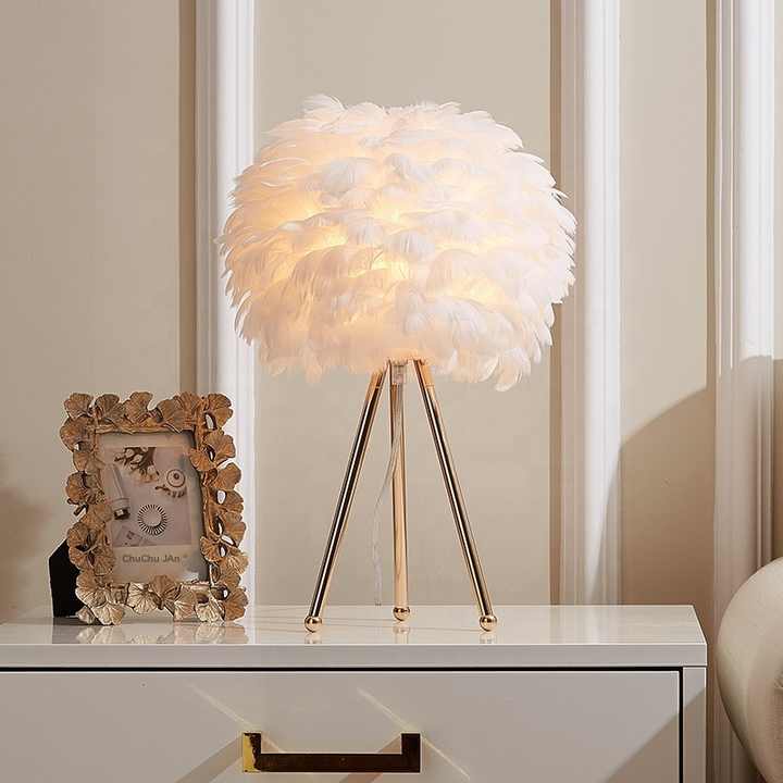 Plumora Lux | Dimmbare Tischleuchte mit edlen Federn im modernen Design