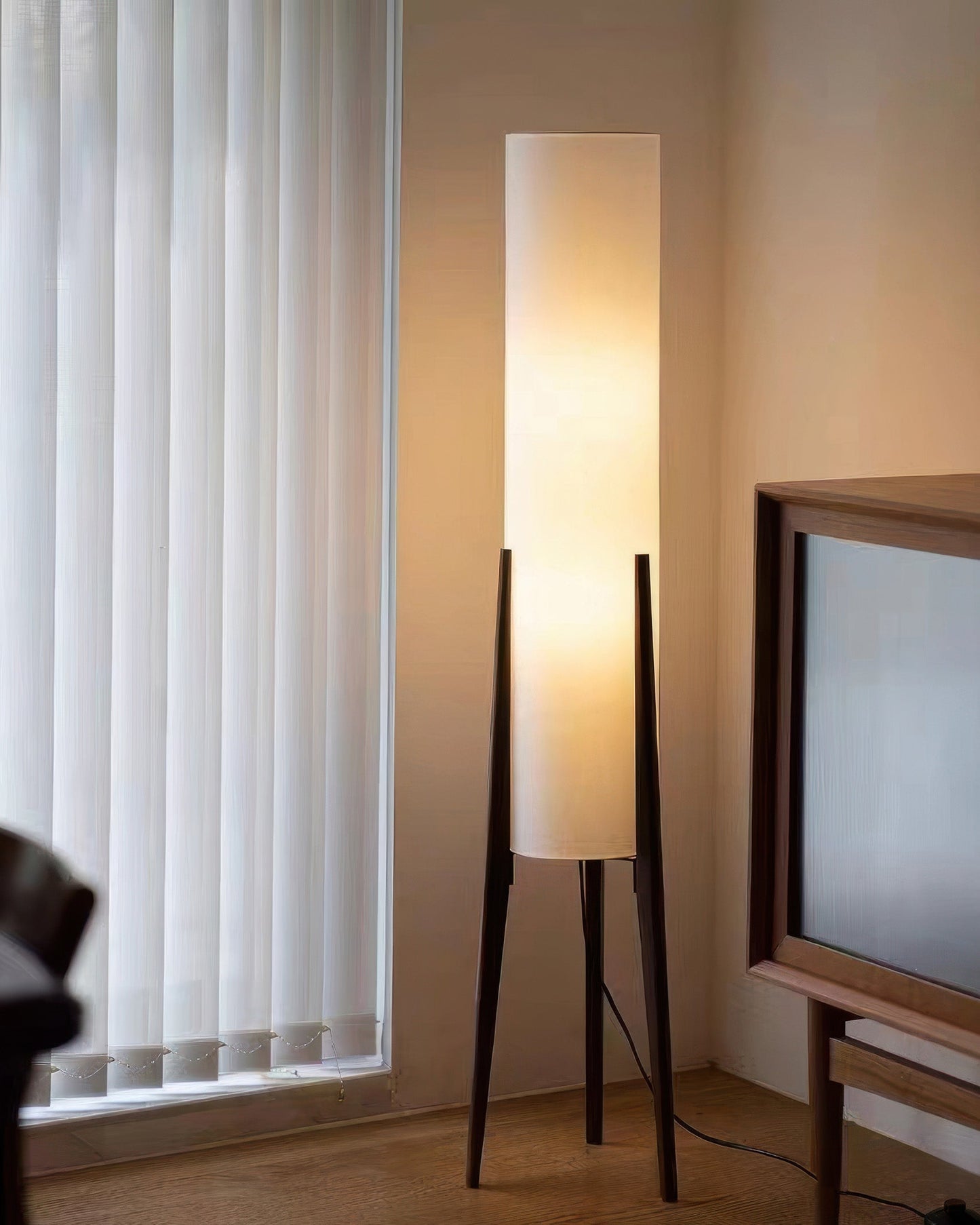 Lunara | Massivholz-Stehlampe aus Walnuss mit LED-Licht
