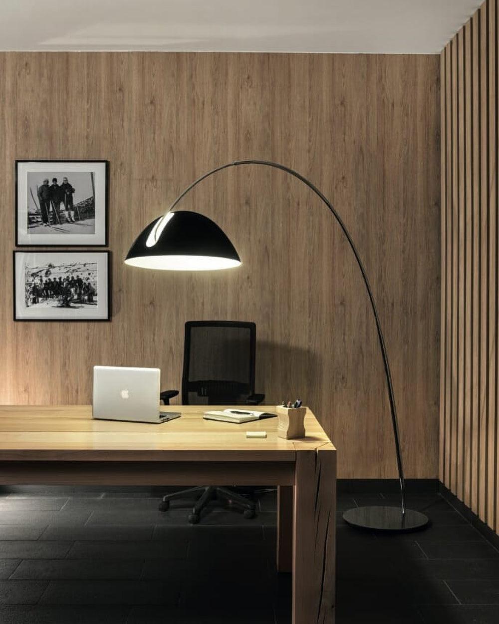 Verano Arc | LED-Stehleuchte mit geschwungenem Bogen-Design