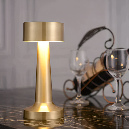 RetroLight | Stylische LED-Tischlampe mit kabelloser Ladefunktion.