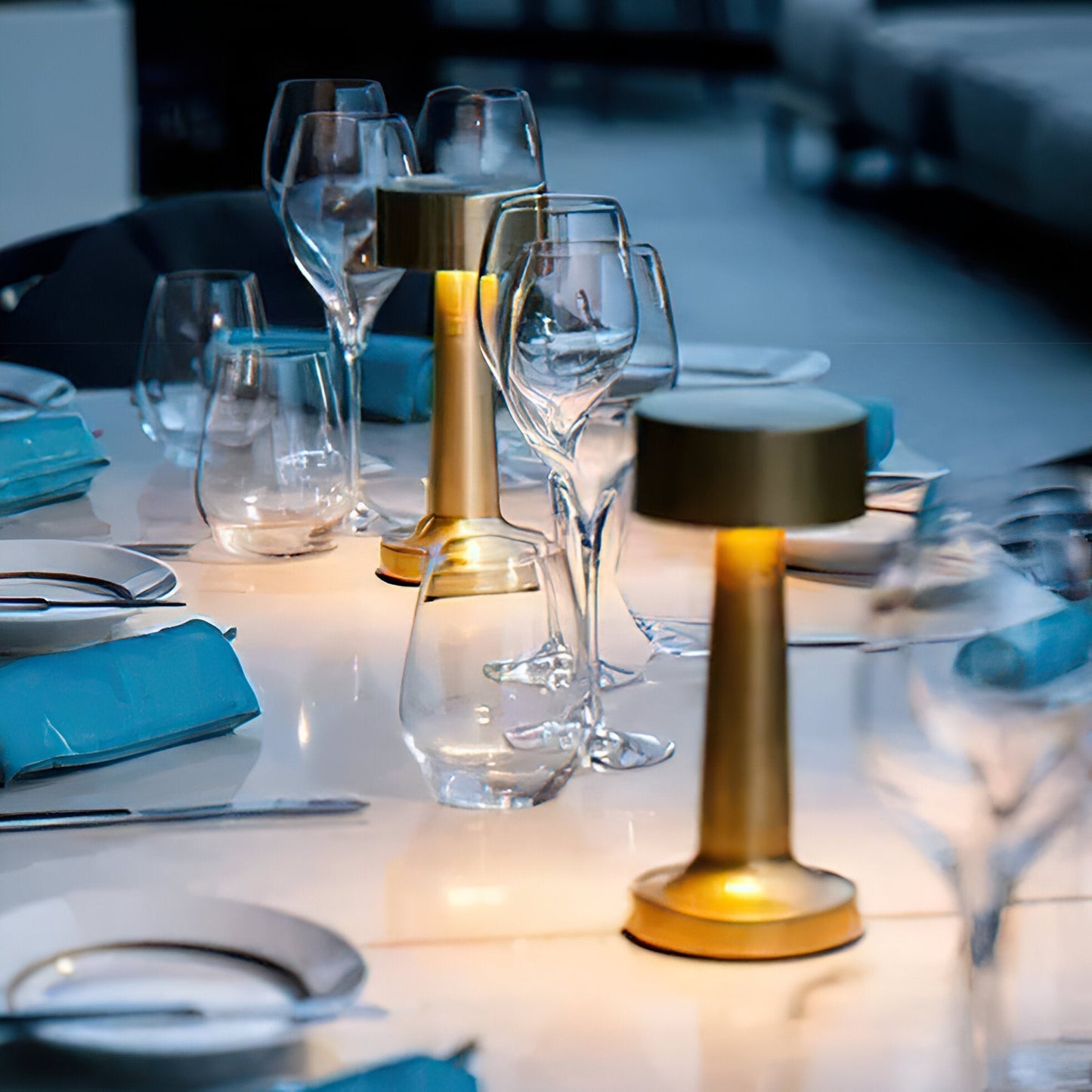 RetroLight | Stylische LED-Tischlampe mit kabelloser Ladefunktion.
