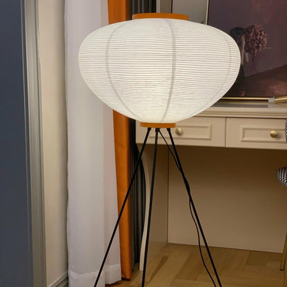Lunora Haze | Skulpturale Stehlampe aus Reispapier im Japandi-Stil
