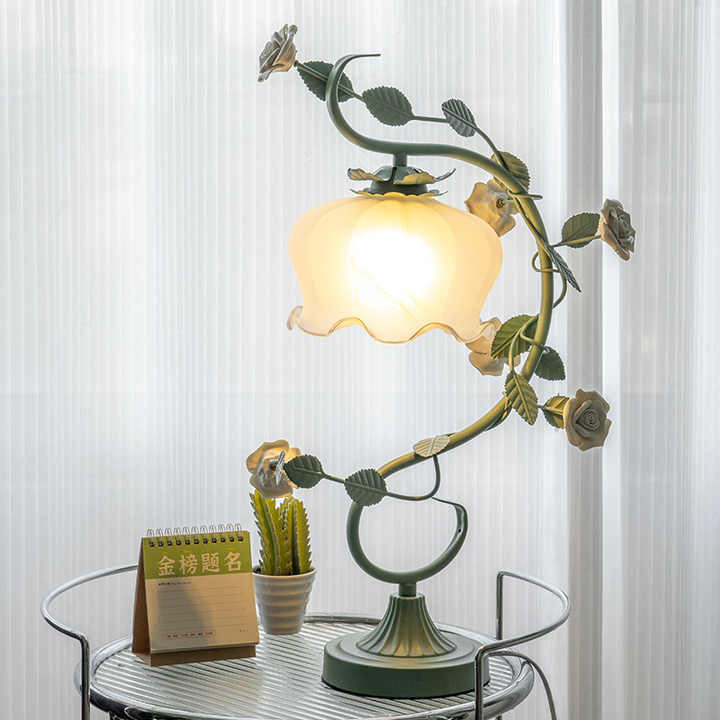 Rosara Bloom | LED-Tischlampe mit dekorativen Rosenblüten