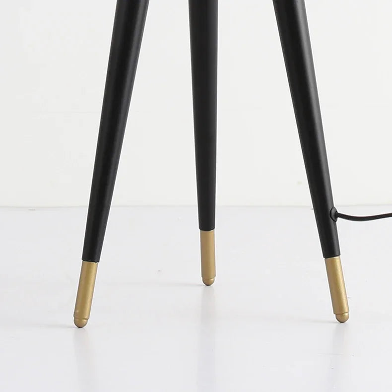 Solano Coyote Stehlampe – Luxus Dreibeinlampe mit Gold-Schirm im modernen Design