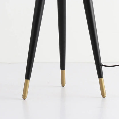 Solano Coyote Stehlampe – Luxus Dreibeinlampe mit Gold-Schirm im modernen Design