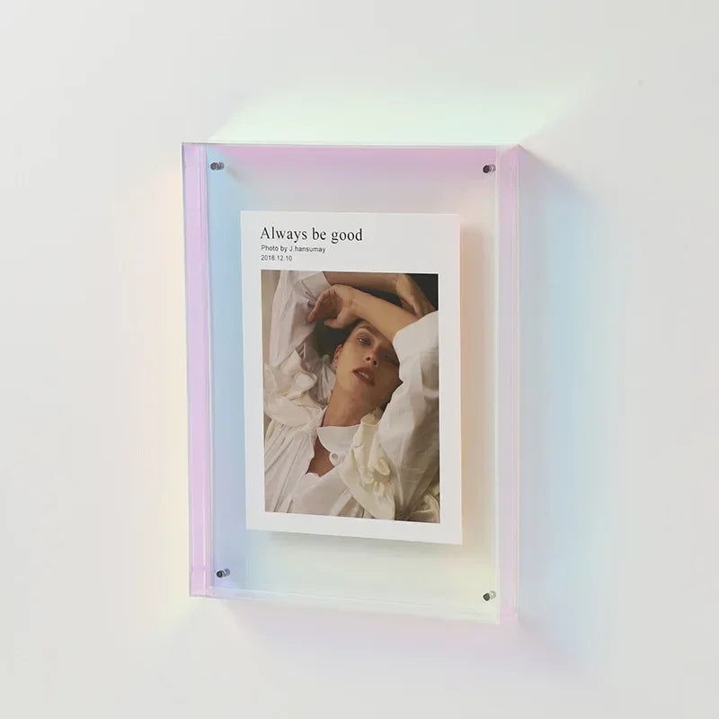KlaraFrame Mini | Transparenter Acryl-Fotorahmen mit Standfuß für Schreibtisch & Regal