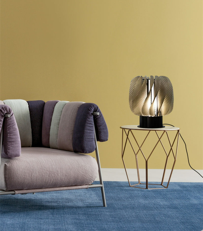 Moderne, elegante LED-Tischlampe im minimalistischen Design aus Aluminium