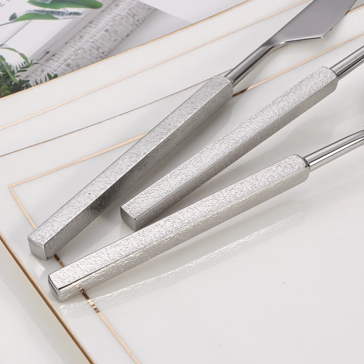 Varlund | 4-teiliges Besteckset aus Edelstahl mit Hammerschlag-Design