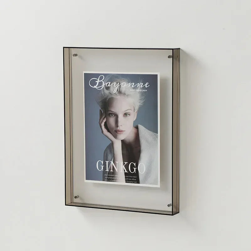 KlaraFrame Mini | Transparenter Acryl-Fotorahmen mit Standfuß für Schreibtisch & Regal
