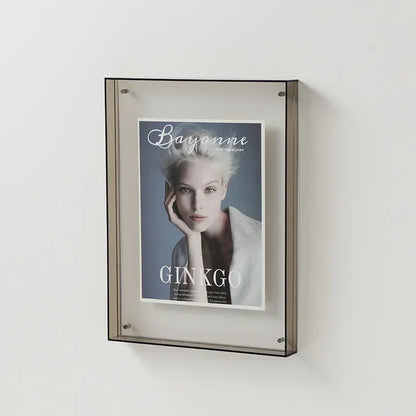 KlaraFrame Mini | Transparenter Acryl-Fotorahmen mit Standfuß für Schreibtisch & Regal