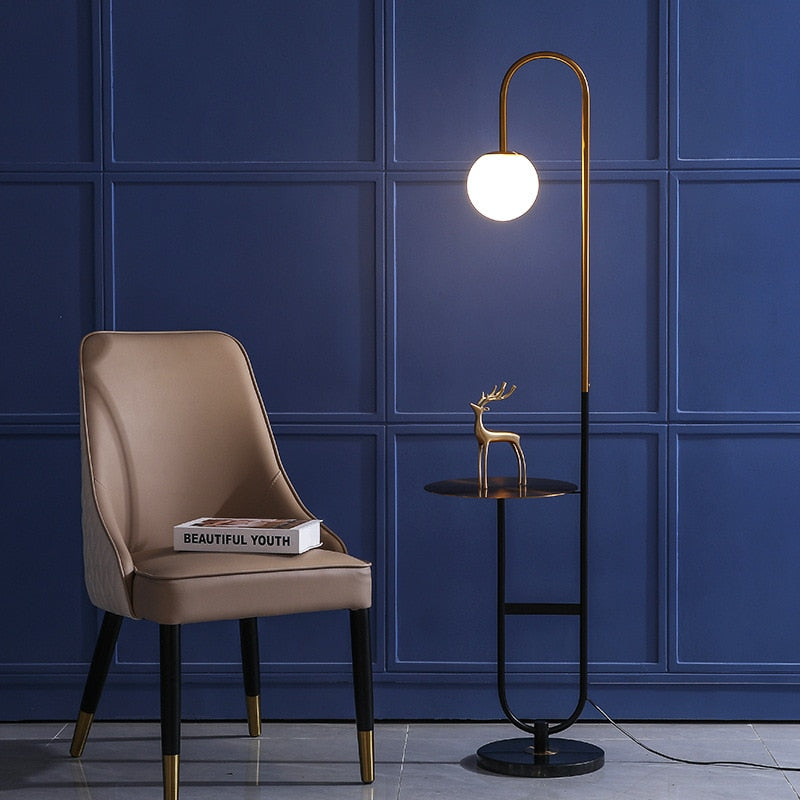Oranthe Luno | LED‑Stehleuchte im nordischen Stil mit integriertem Beistelltisch