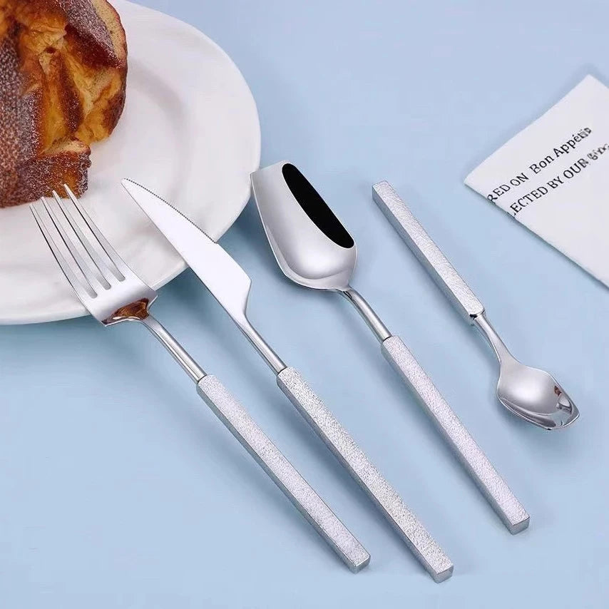 Varlund | 4-teiliges Besteckset aus Edelstahl mit Hammerschlag-Design