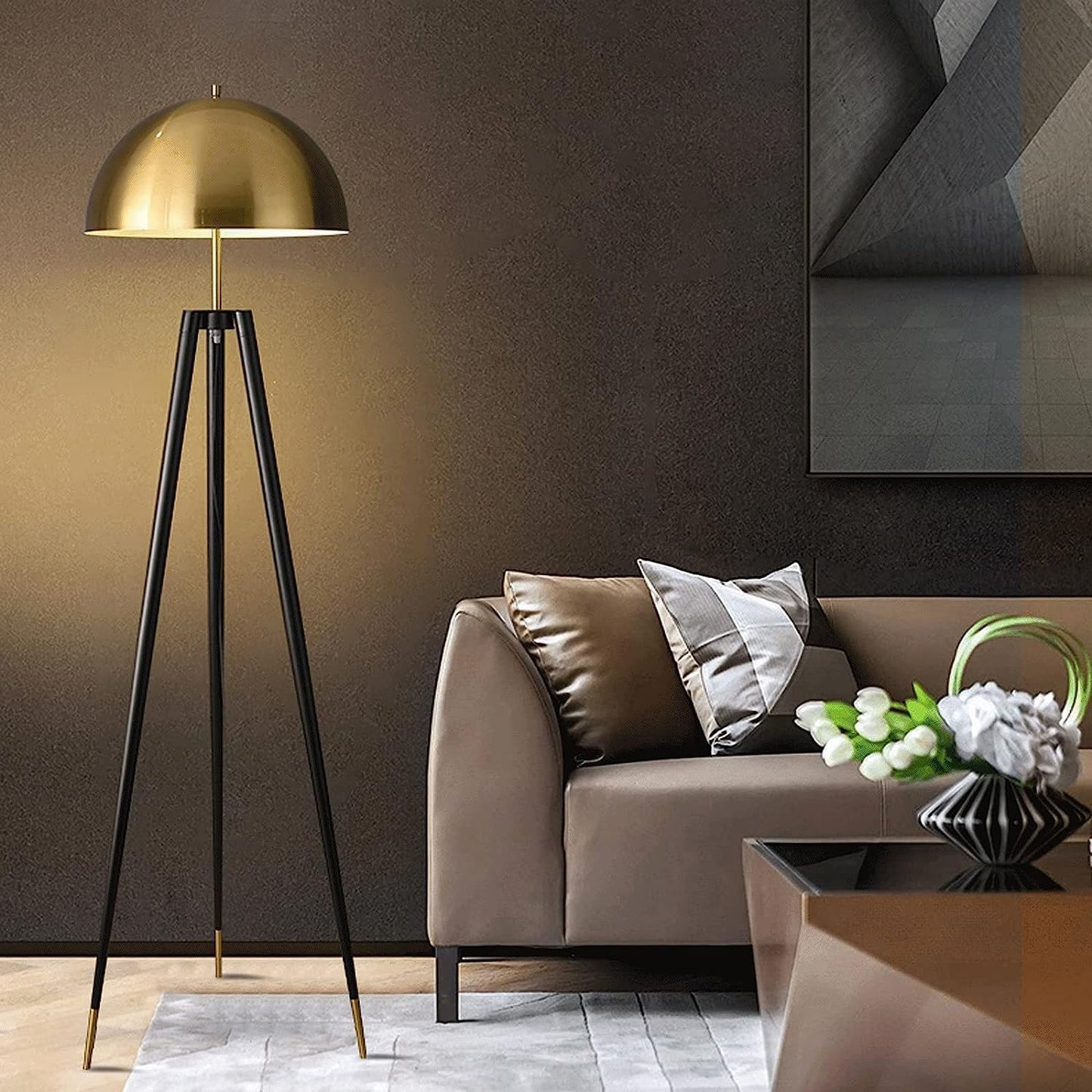 Solano Coyote Stehlampe – Luxus Dreibeinlampe mit Gold-Schirm im modernen Design
