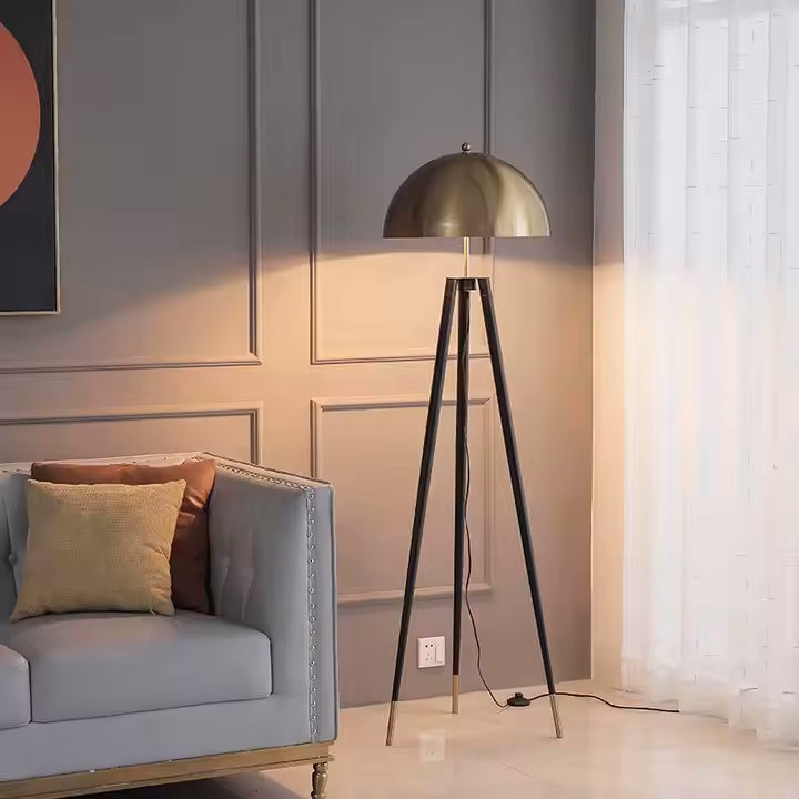 Solano Coyote Stehlampe – Luxus Dreibeinlampe mit Gold-Schirm im modernen Design