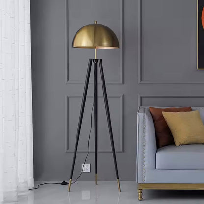 Solano Coyote Stehlampe – Luxus Dreibeinlampe mit Gold-Schirm im modernen Design