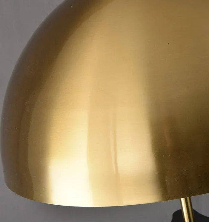 Solano Coyote Stehlampe – Luxus Dreibeinlampe mit Gold-Schirm im modernen Design