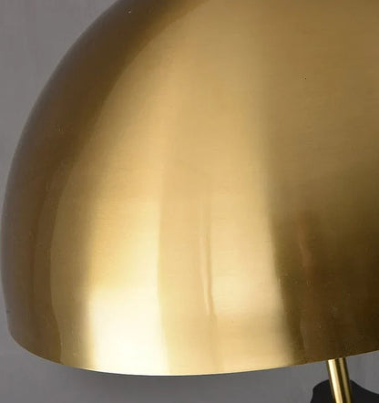 Solano Coyote Stehlampe – Luxus Dreibeinlampe mit Gold-Schirm im modernen Design