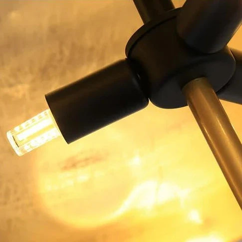 Solano Coyote Stehlampe – Luxus Dreibeinlampe mit Gold-Schirm im modernen Design