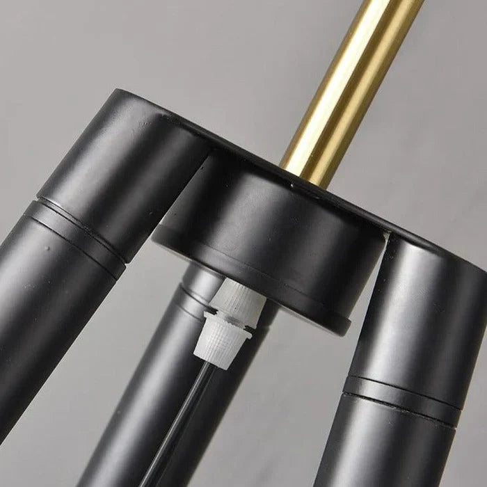 Solano Coyote Stehlampe – Luxus Dreibeinlampe mit Gold-Schirm im modernen Design