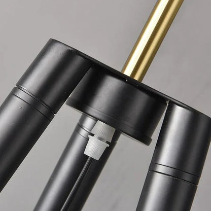 Solano Coyote Stehlampe – Luxus Dreibeinlampe mit Gold-Schirm im modernen Design