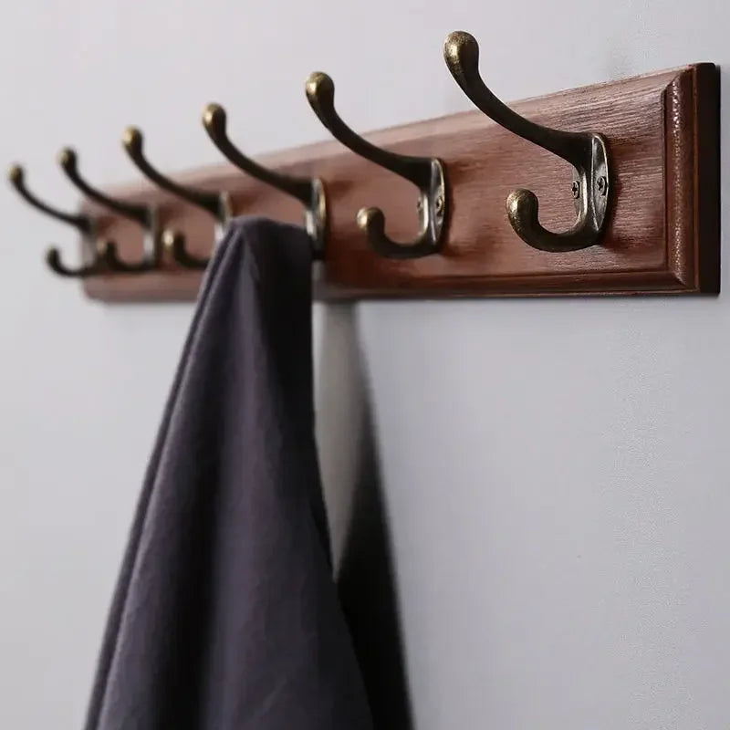 Wandgarderobe aus Massivholz mit Haken für Jacken & Hüte